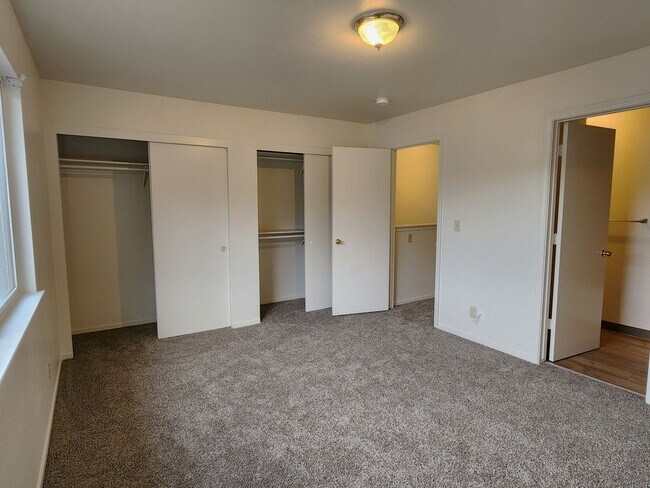 Building Photo - 404 Valley Cir