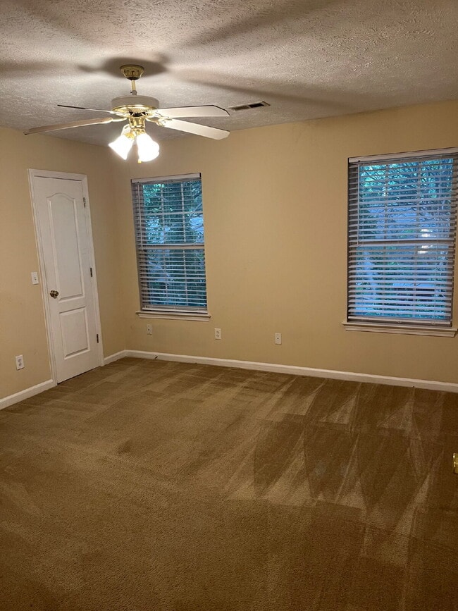 Building Photo - "Charming 2-Bedroom Townhouse with 2.5 Baths in Murfreesboro – Spacious 1,290 Sq Ft Living!"