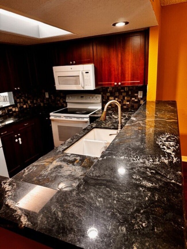 Building Photo - Luxury 3 bedroom 2 bathroom townhome avail...