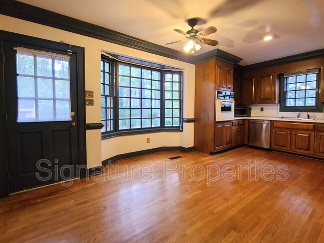 Building Photo - 2302 Mountainbrook Dr