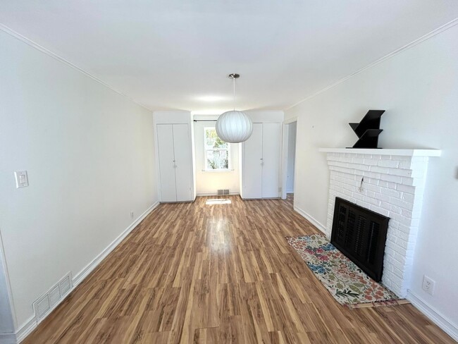 Building Photo - Charming 3BD, 1BA Beach House Near Alki