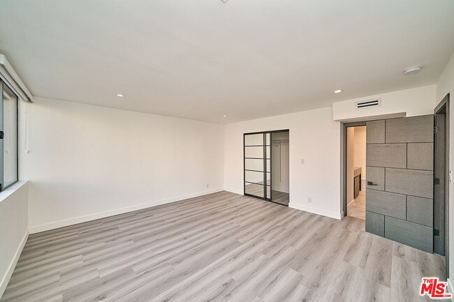 Building Photo - 137 S Maple Dr