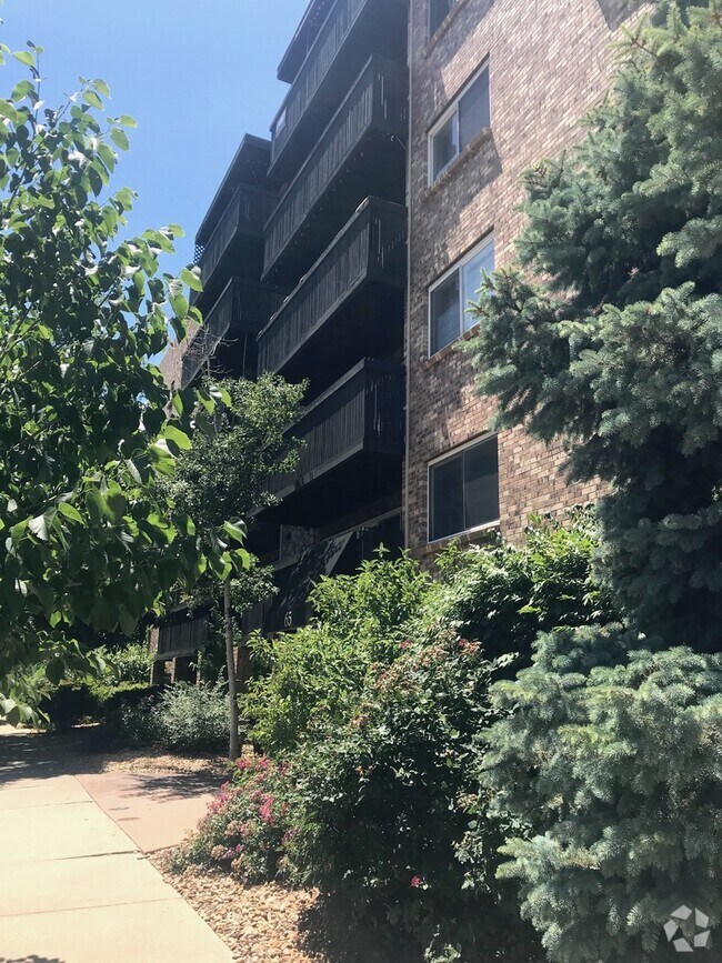 Building Photo - Studio Apartment in Awesome Denver Location!