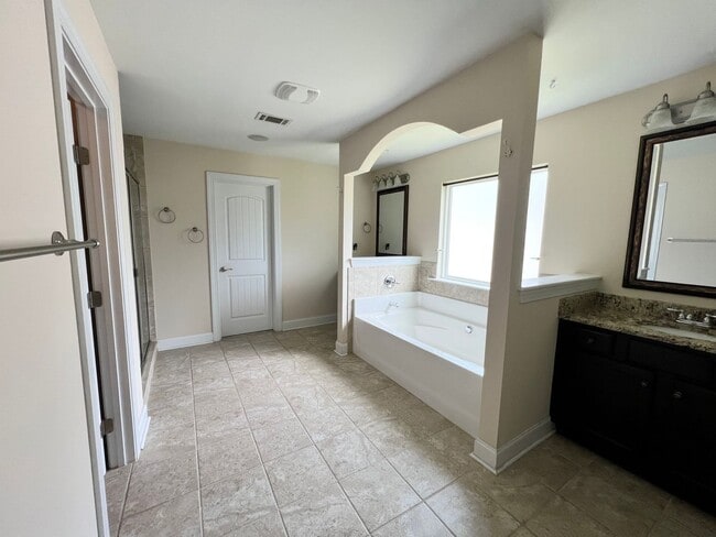 Building Photo - 327 Clearwater Ln
