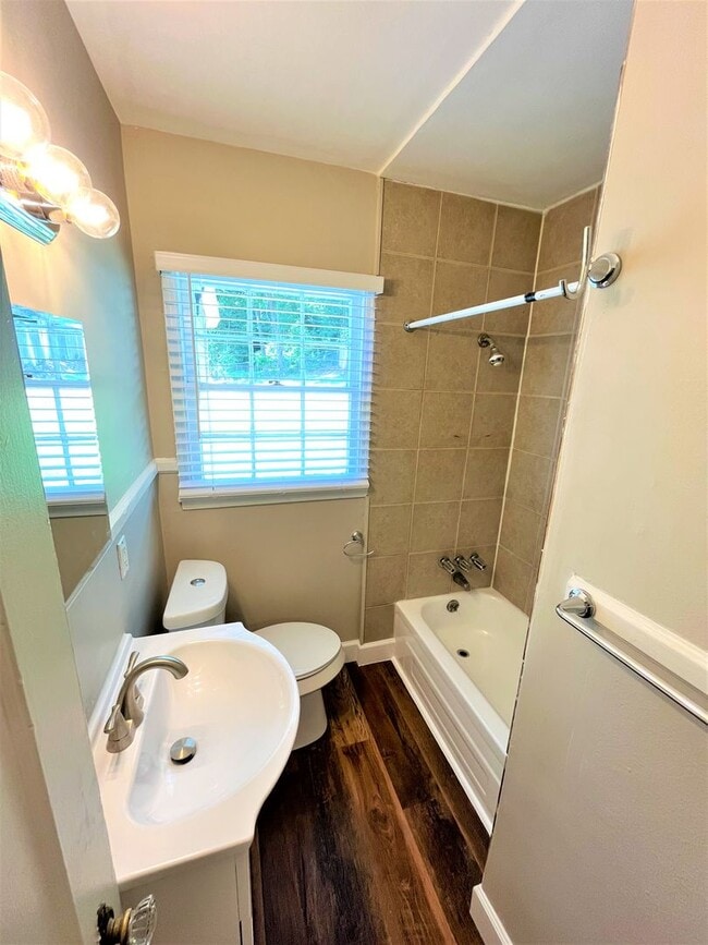 Building Photo - 204 SE Lakewood Dr