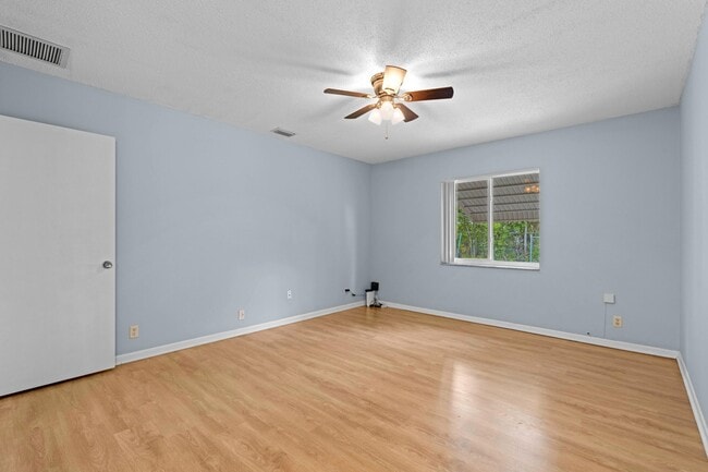 Building Photo - 8555 Bella Vista Dr
