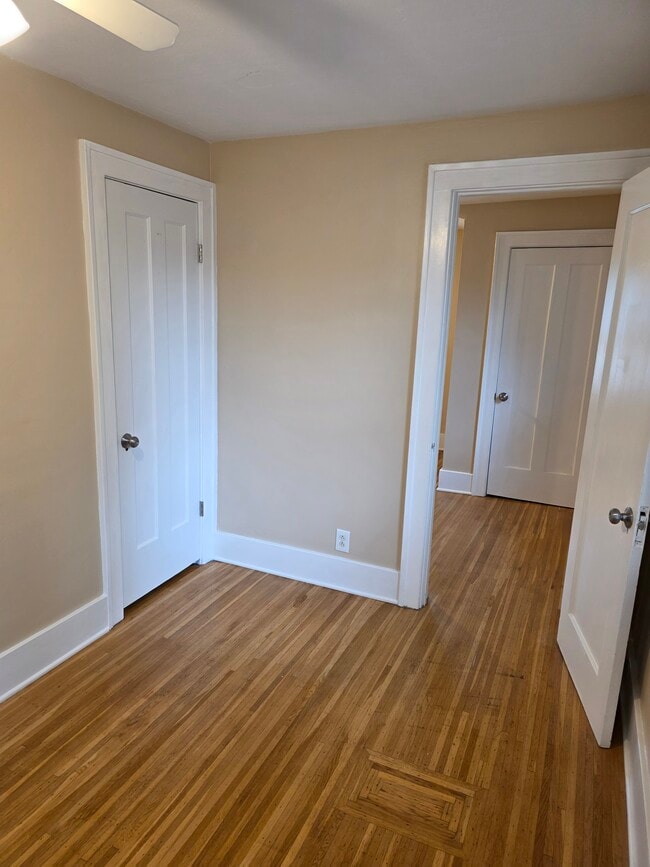 Building Photo - 457 Crossfield Rd