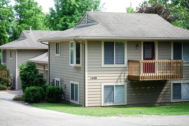 Primary Photo - 1410 Traver St