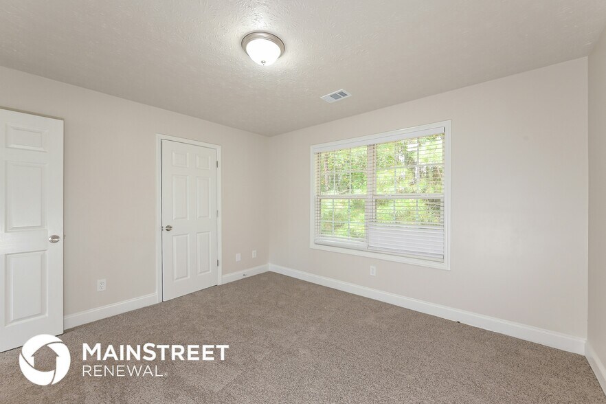 Building Photo - 1599 Queen Elizabeth Dr