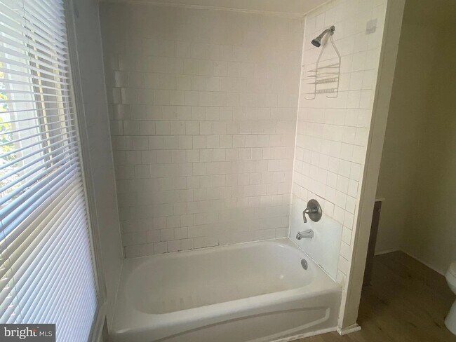 Building Photo - 1857 E Lippincott St