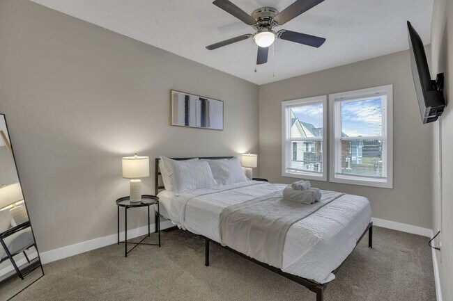 Building Photo - Modern 2BR Townhouse Walk to Downtown All Utilities Included