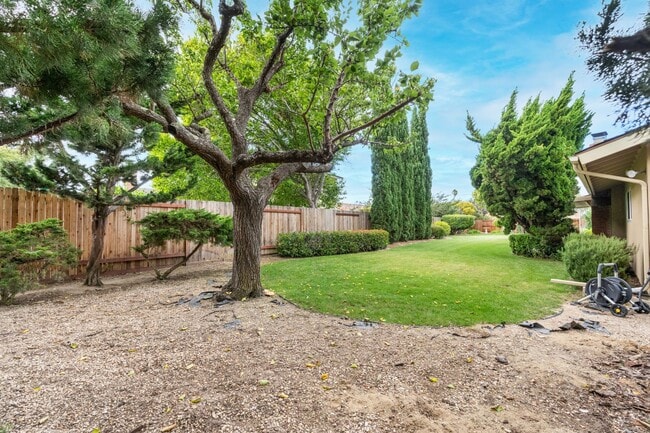 Building Photo - Beautifully Maintained Rental Home with an...