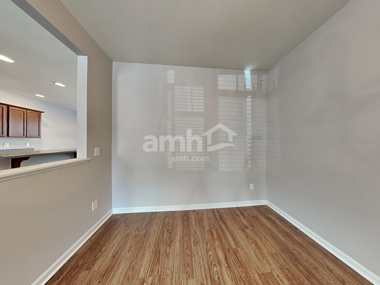 Building Photo - 4489 Middletown Dr