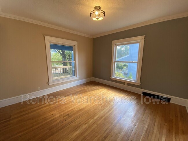 Building Photo - 1622 E 8th St