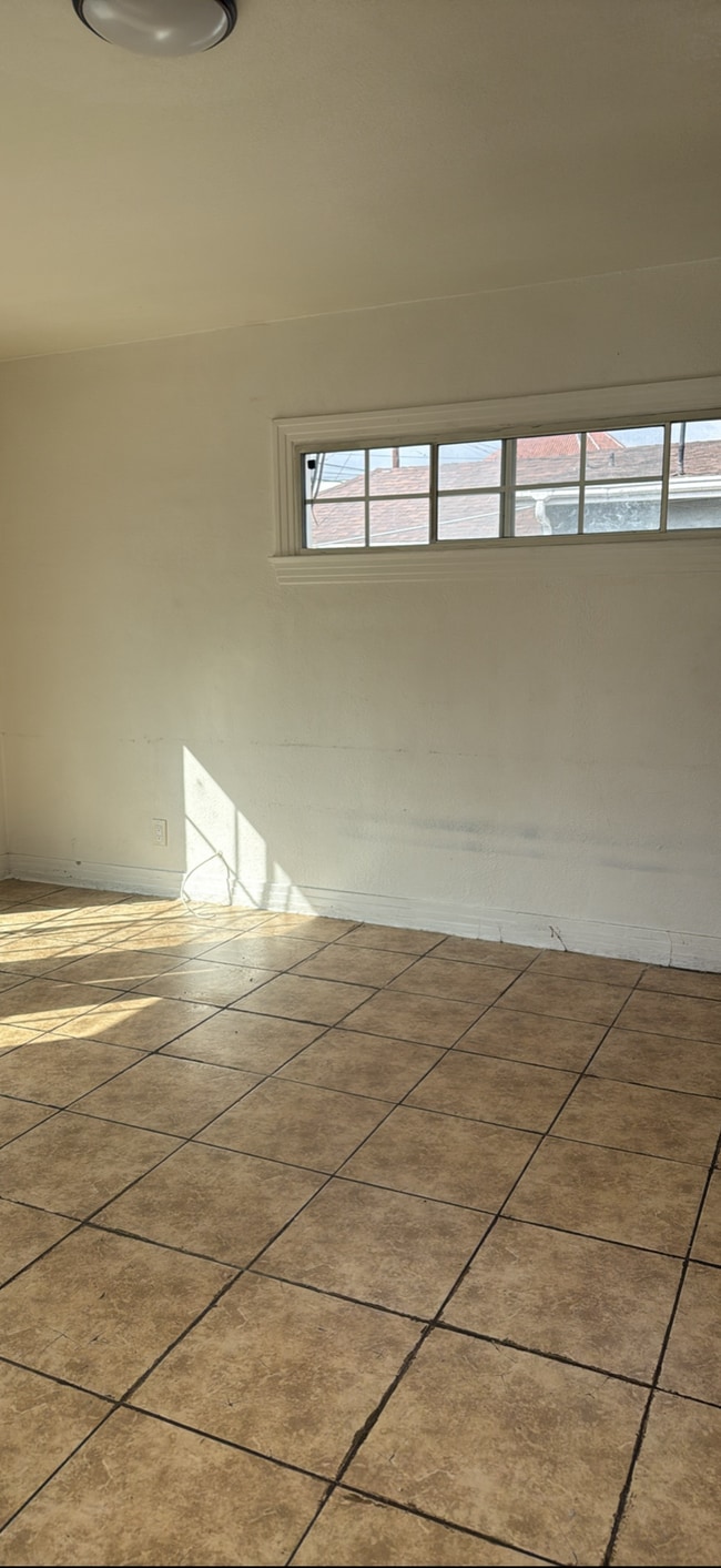 Building Photo - 4327 Kenwood Ave