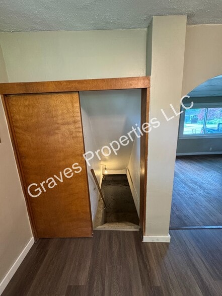 Stairs to basement - 515 Hillcrest Rd