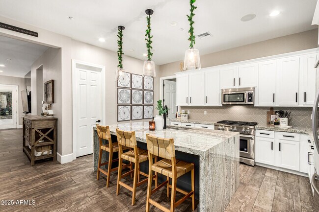 Building Photo - 9250 E Via De Vaquero Dr