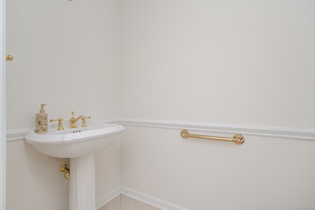 Building Photo - 82 Suzie Dr