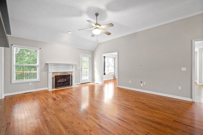 Building Photo - Pet Friendly Three Bedroom with Bonus!