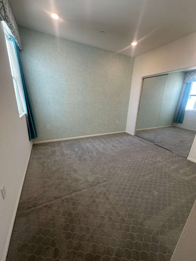 Building Photo - $4,000 - 4 Bed / 3.5 Bath Luxury Townhome in Suwerte Community in Otay Ranch