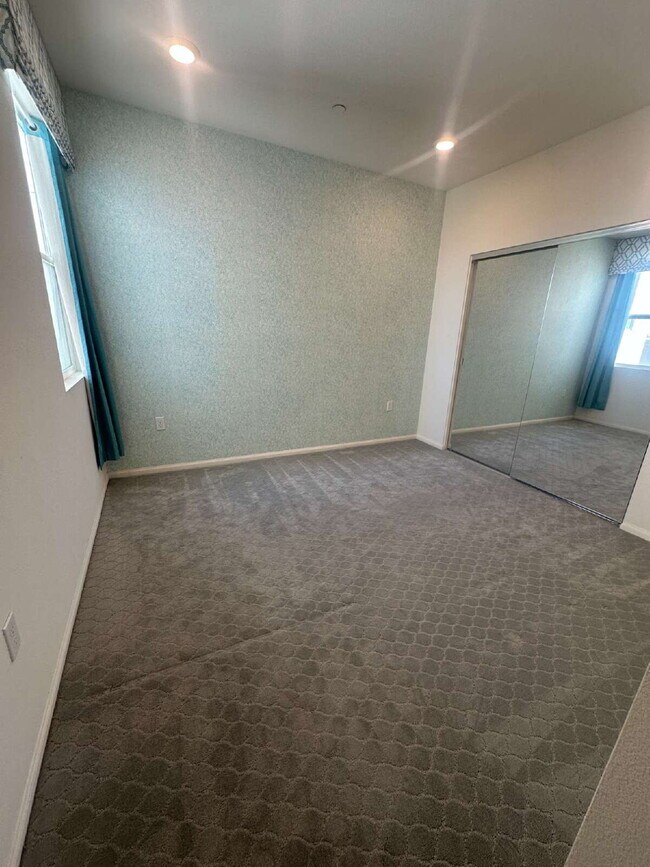 Building Photo - $4,400 - 4 Bed / 3.5 Bath Luxury Townhome in Suwerte Community in Otay Ranch