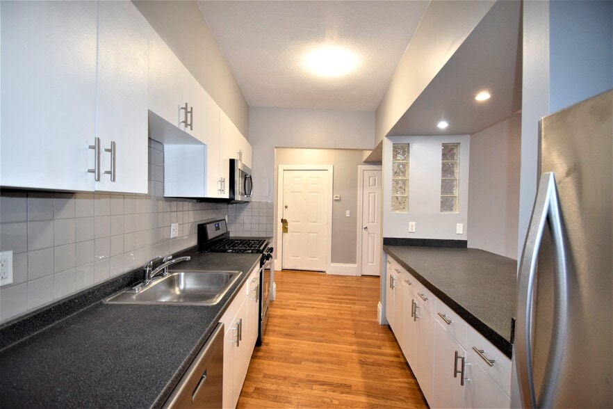 Building Photo - 18 Glenville Ave