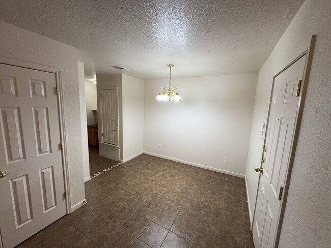 Building Photo - 1107 Cinch Dr