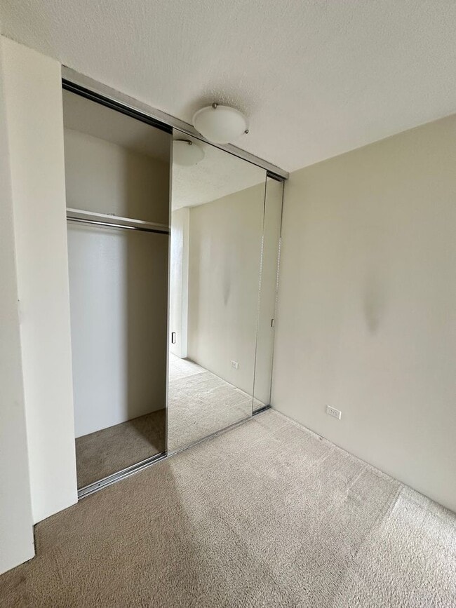 Building Photo - Conveniently Located   2 bedroom 1 bath 1 parking  with Utilities $2500