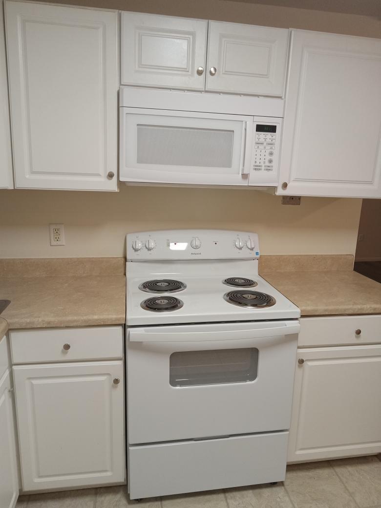 KITCHEN - 1001 White Oak Road