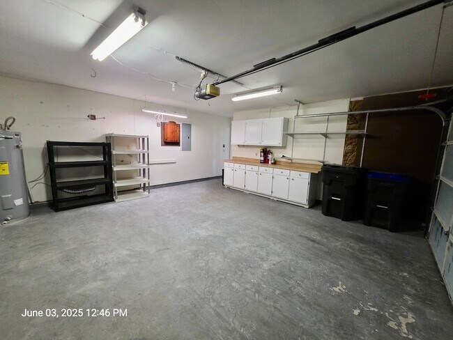Building Photo - Thoughtfully updated 3 bedroom in Summervi...
