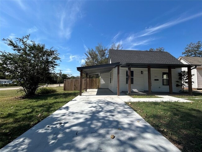 Building Photo - 304 N Tucker Ave