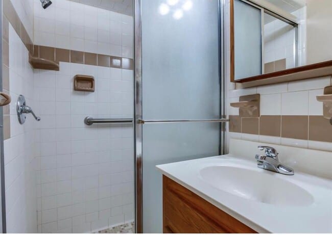 Building Photo - 4325 SE 12th St