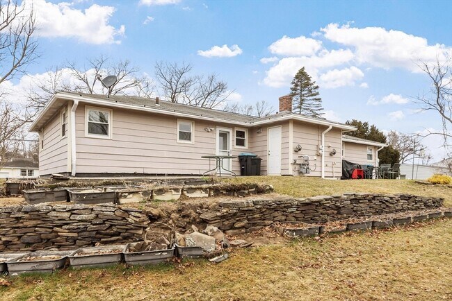 Building Photo - 45 Kinglet Dr