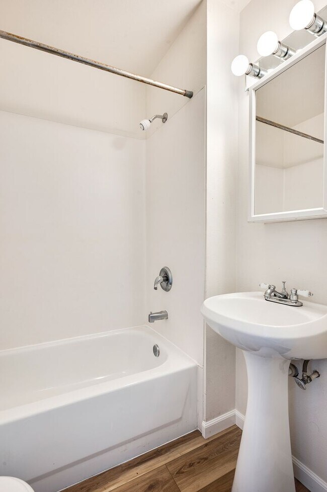 Building Photo - Charming 5 bedroom house with yard!! Close...
