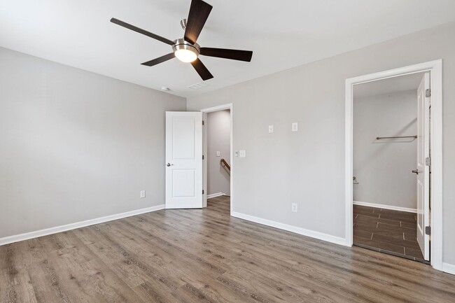 Building Photo - Stunning Duplex Minutes to Downtown Durham!