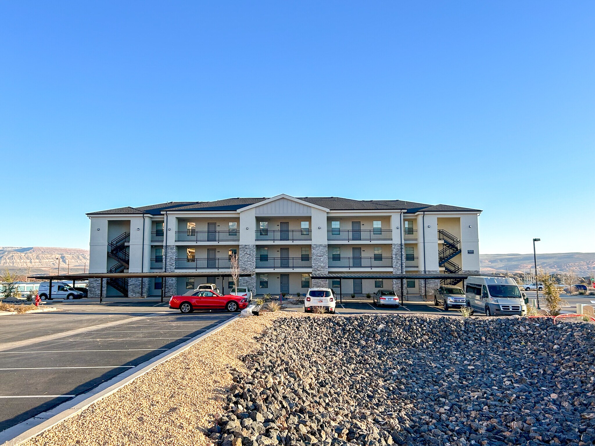 Building Photo - 128 N Lone Rock Dr