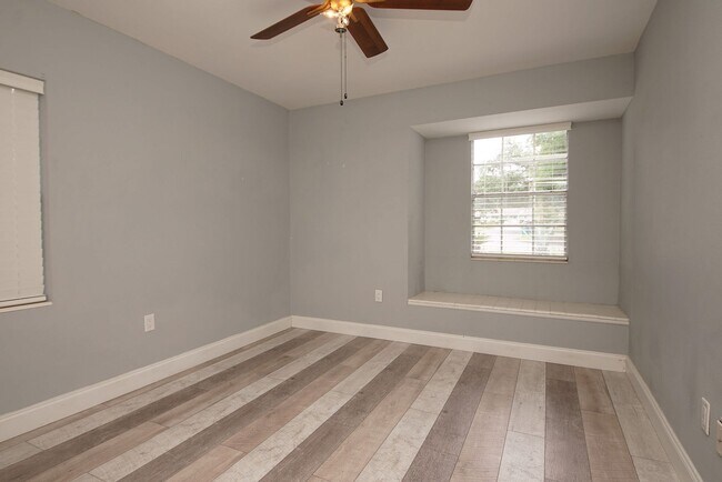 Building Photo - Central Niceville Location