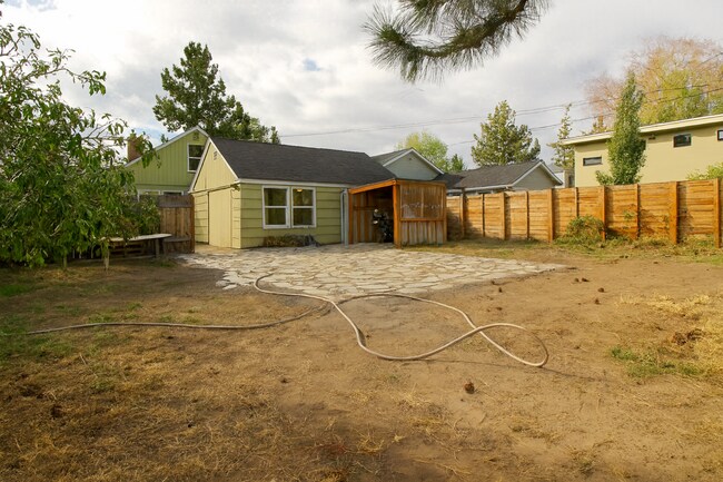 Building Photo - Charming Bend Home with Spacious Bonus Roo...