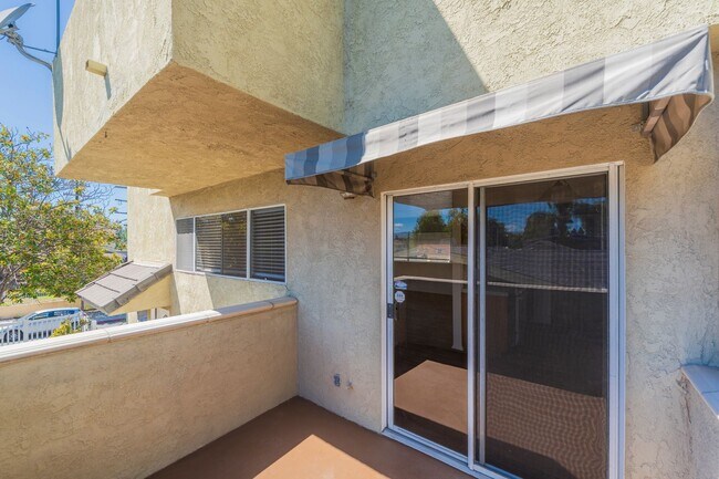Building Photo - 1218 Portola Ave