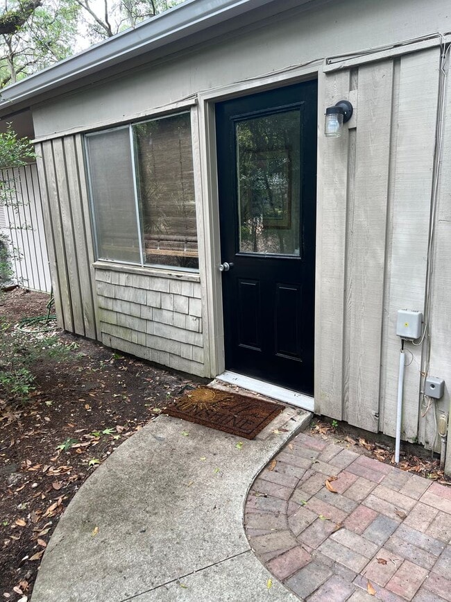 Building Photo - Walk to the beach from this 2BR FURNISHED ...