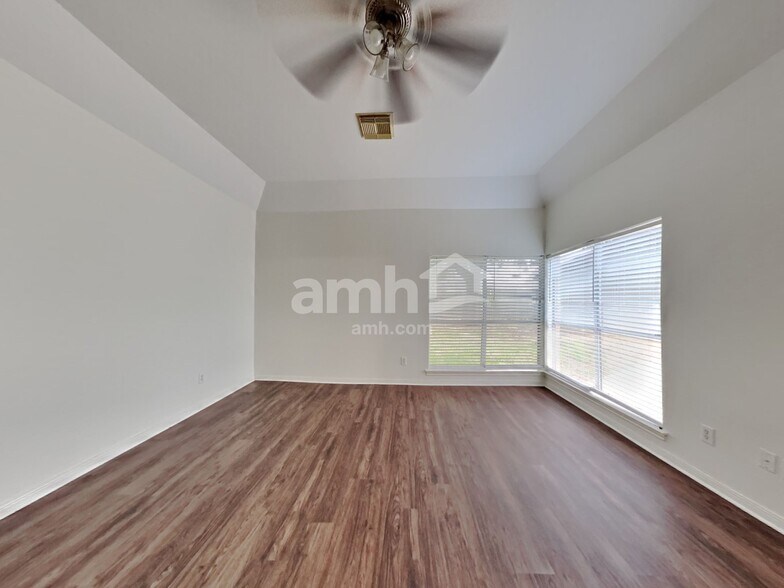 Building Photo - 2036 Pembroke Bay Dr