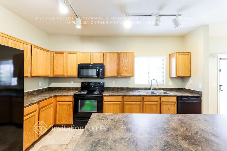 Building Photo - 35920 W Velazquez Dr