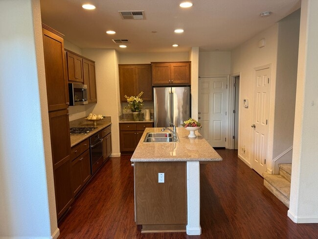 Building Photo - MODERN NEWER 3 BEDROOM 2 STORY FAIRFIELD *...