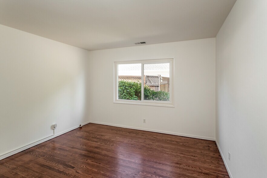 Main bedroom - 940 Sequoia Ave