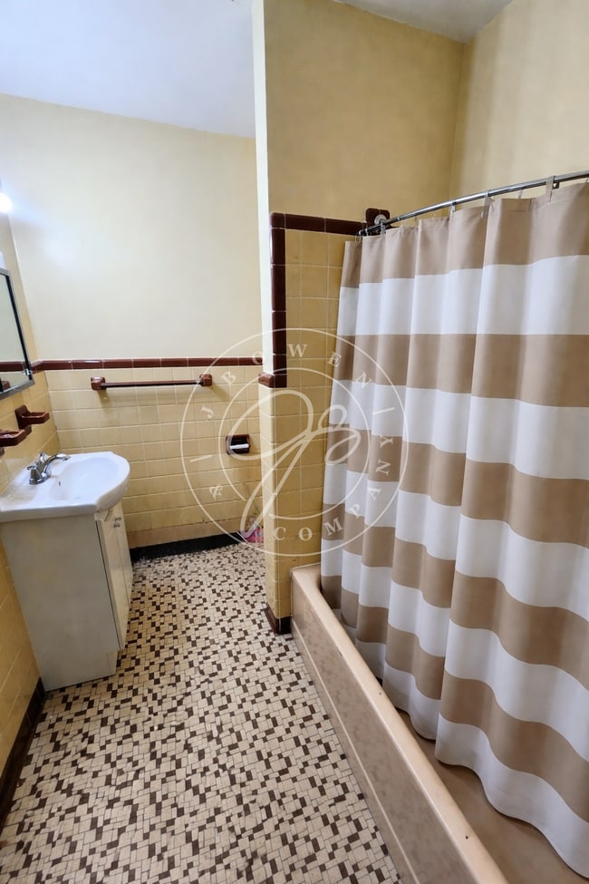 Building Photo - up to 1 month free!Charming 1-Bed with Spacious 1050 Sq Ft Layout in Toledo's Heart!