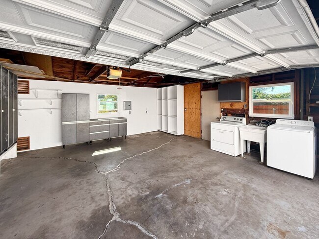 Building Photo - Charming 3BR Home with Expansive Backyard ...