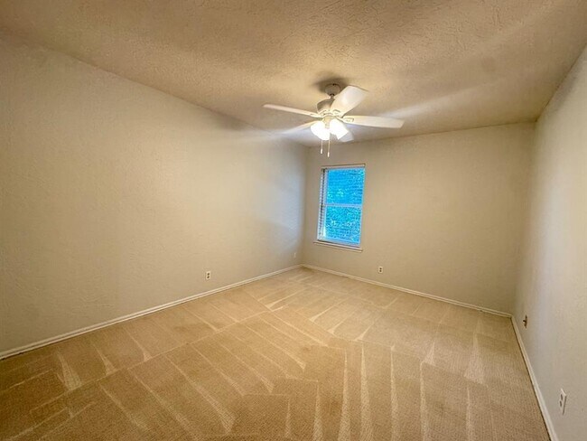 Building Photo - 905 Rambling Oaks Dr