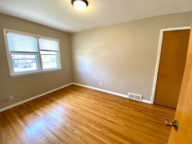 Building Photo - Gorgeous 5 Bed, 2 Bath House Near Concordia and MSUM!