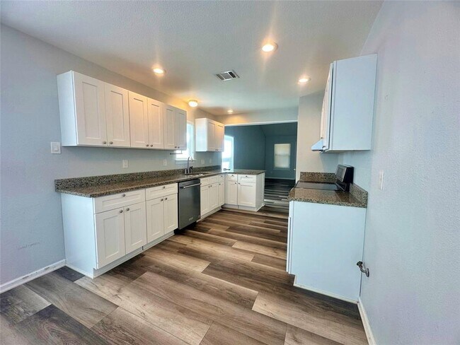 Building Photo - 814 N Riverside Dr