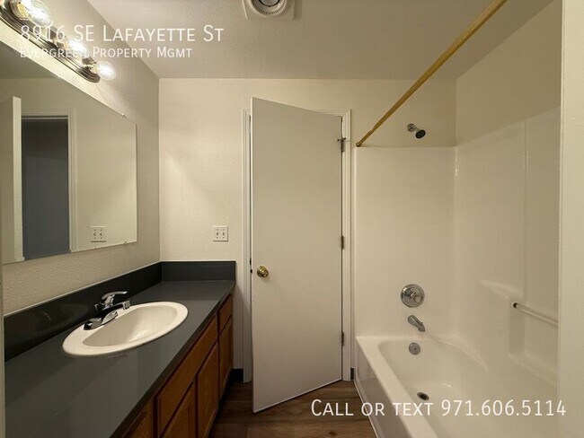 Building Photo - 8916 SE Lafayette St